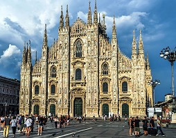 Vai alla pagina: I misteri del Rosario nelle vetrate del Duomo